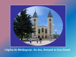 L'église de Medjugorje. De dos, Armand et Guy Girard.
